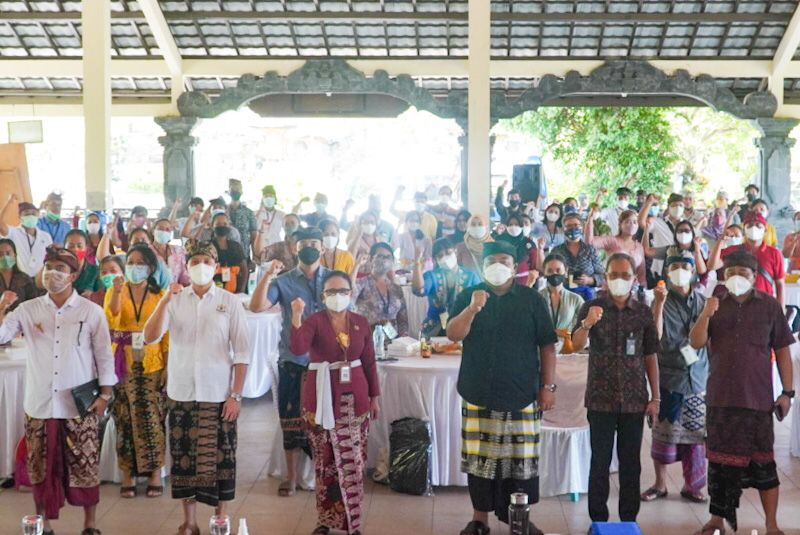 Anggota DPR RI Komisi VI, I Nyoman Parta bersama pelaku UMKM di Bali