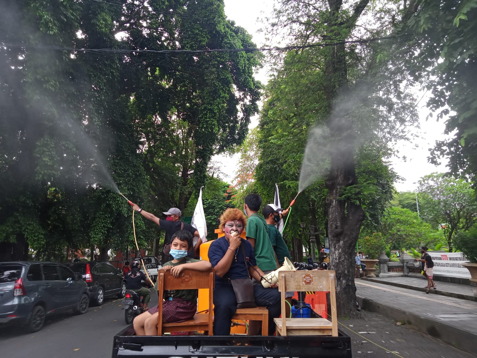 Komunitas Peduli Lingkungan bersama I Nyoman Ardika (Sengap) saat melakukan penyemprotan Eco Enzyme keliling kota Denpasar