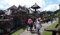 Wisatawan yang sedang berkunjung ke Desa Penglipuran selama libur Lebaran. (foto: Doc/desapenglipuran.com)