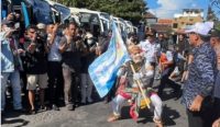 Penari Hanoman menyerahkan bendera berlogo PLN pada acara pelepasan Mudik Gratis oleh PT Persero PLN UID Bali di Terminal Ubung Denpasar, Selasa (18/4/2023) lalu. (foto/dewa)