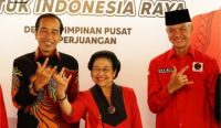 Ketua Umum PDI Perjuangan Megawati Soekarnoputri (tengah) didampingi Presiden Joko Widodo (kiri), dan calon Presiden 2024 Ganjar Pranowo (kanan) berfoto bersama di Istana Batu Tulis, Bogor, Jawa Barat, Jumat (21/4/2023). (Foto: Ig @pdiperjuangan/WB/ND)
