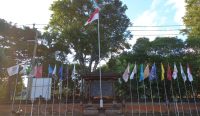 Bendera parpol peserta pemilu yang terpasang di Kantor KPU Bali. (Komang Ari/wacanabali.com)