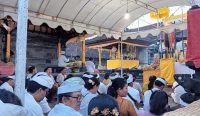 Umat Hindu Bali saat melakukan persembahyangan hari suci Budha Cemeng Klawu, Rabu (3/05/23). Persembahyangan ditujukan kepada Ida Bhetara Rambut Sedana untuk memohon kelancaran rezeki. (foto/Dewa Fathur)