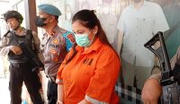 Tersangka penggelapan, MAIP saat rilis kasus oleh Polsek Denpasar Timur, Kamis (25/05/23). (Dewa/wacanabali.com)