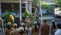 Sekda Kota Denpasar, IB Alit Wiradana saat gelar apel disiplin ASN di Kantor Camat Denpasar Utara, Selasa (16/05/230. (Ady/wacanabali.com)