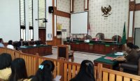 Sidang praperadilan perkara dugaan korupsi dana SPI Unud di PN Denpasar, Selasa (2/05/23). (foto/Arya Adikara)