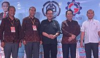Wagub Bali, Tjok. Oka Ardhana Sukawati bersama pengurus BPD GAPENSI Bali saat Musda BPD GAPENSI Bali, di Hotel Four Star, Senin (15/05/23). (Ady Irawan/wacanabali.com)