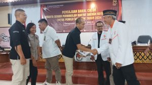 PKS Kota Denpasar saat mendaftarkan bakal calon legislatifnya ke Komisi Pemilihan Umum (KPU) Kota Denpasar, Rabu (10/5/2023). (Foto: Dewa Fathur/wacanabali.com)