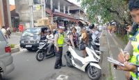 Penertiban parkir liar di Jalan Hanoman dan Jalan Sriwedari Ubud, Rabu (17/05/23). (Dewa Fathur/wacanabali.com)