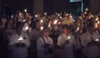 Penyalaan lilin dalam Malam Renungan AIDS Kota Denpasar (MRAN) tahun 2023. (Foto: Mang Ari/ wacanabali.com)