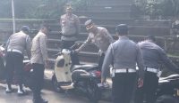Kapolres Gianyar AKBP Ketut Widiada, didampingi Kapolsek Ubud Kompol I Made Uder memimpin petugas gabungan dari TNI-Polri, Dinas Perhubungan, Satpol PP, hingga petugas Kecamatan Ubud serta pecalang merazia parkir liar di Ubud, Kamis (18/5/2023). (WB/Res Gianyar)