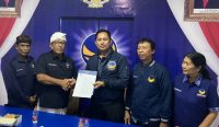 Sekretaris Wilayah NasDem Bali, I Nyoman Winatha (tengah) menyerahkan SK penunjukkan Anak Agung Widiada sebagai Ketua DPD Kota Denpasar di hadapan beberapa pengurus di Sekretariat DPD Kota Denpasar, Rabu (10/5/2023). (WB/NasDem)