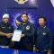 Sekretaris Wilayah NasDem Bali, I Nyoman Winatha (tengah) menyerahkan SK penunjukkan Anak Agung Widiada sebagai Ketua DPD Kota Denpasar di hadapan beberapa pengurus di Sekretariat DPD Kota Denpasar, Rabu (10/5/2023). (WB/NasDem)
