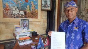 Foto: Petahana 2 periode Dapil Selat, Rendang, Sidemen, Karangasem Kadek Sujanayasa menolak didaftarkan sebagai caleg untuk periode ketiga kalinya dan mengajukan surat pengunduran diri yang ditandatangani tertanggal 11 Mei 2023. (WB/Dok. Pribadi)