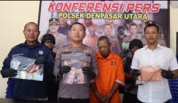 Foto: Kapolsek Denut Iptu Putu Carlos Dolesgit didampingi Kasi Humas Polresta Denpasar AKP Ketut Sukadi saat merilis pengungkapan kasus pencurian dengan tersangka Junaedi (53) kepada awak media di Mapolsek Denpasar Utara (Denut), Senin (29/5/2023). (WB/Hms/Polsek Denut)