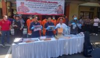 Foto: Gelar kasus yang berlangsung di halaman Ditresnarkoba Polda Bali, pada Selasa (30/5/2023) (AK/Wacanabali.com)