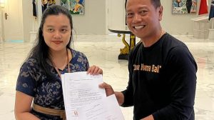 Dewa Nyoman Budiasa saat menyerahkan surat pengunduran diri, Selasa (8/05/23). (foto: Doc/pribadi)