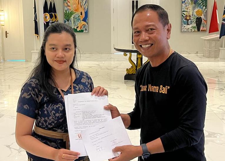 Dewa Nyoman Budiasa saat menyerahkan surat pengunduran diri, Selasa (8/05/23). (foto: Doc/pribadi)