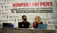 Direktur Lembaga Bantuan Hukum (LBH) Bali Rezky Pratiwi, SH (kanan) dalam suatu kesempatan konferensi pers di LBH Makassar. (BB/LBH Bali)