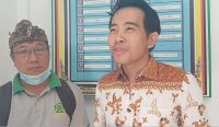 Dosen Polnas I Wayan Agus Selamet S.Par, M.Par (kanan) dan Seksi SDM Pokdarwis Tegalsari Negari, Ketut Dira. (Dewa Fathur/wacanabali.com)