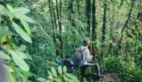 Momen pendakian oleh sejumlah aktivis pecinta alam, sebelum larangan mendaki dikeluarkan oleh Gubernur Bali Wayan Koster. (Krisna Putra/wacanabali.com)