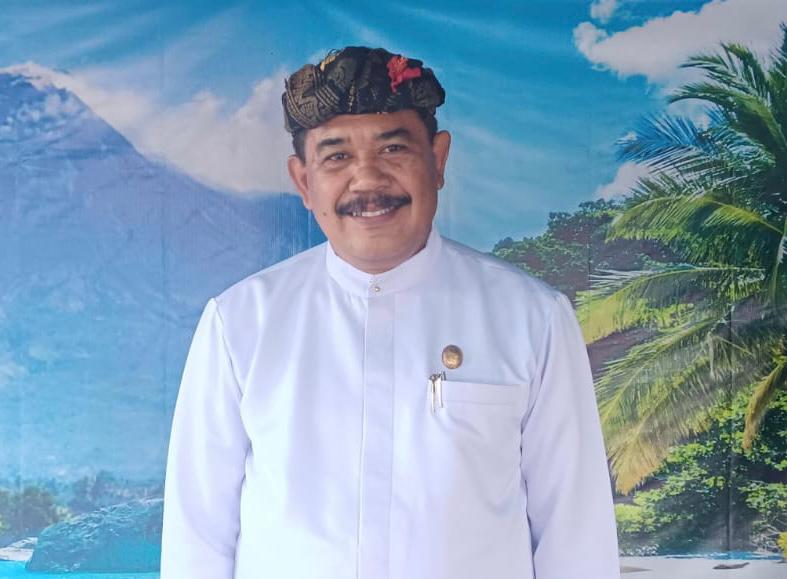 Wakil Bupati Klungkung, I Made Kasta saat diwawancari mengenai permasalahan air di Nusa Penida, Pada Selasa (13/6/23). (Dewa Fathur/wacanabali.com)