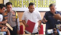Polres Buleleng saat merilis pengungkapan kasus judi sabung ayam, Senin (26/6/23). (Foto/Polres Buleleng)