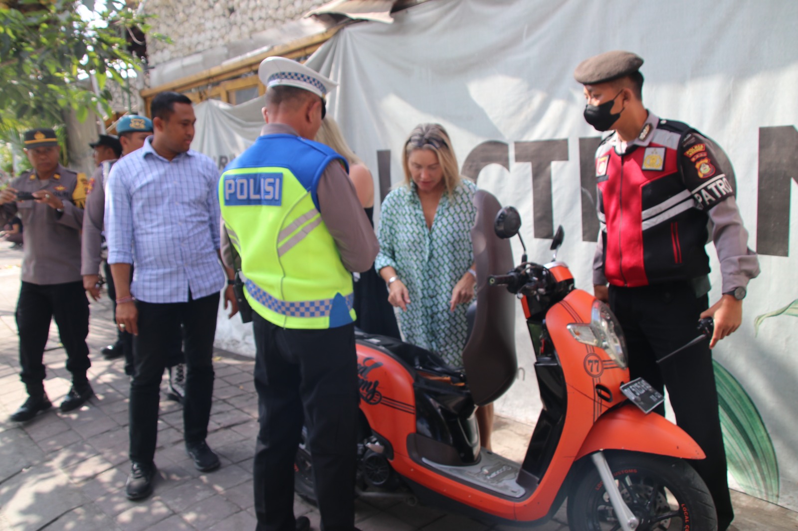 Pelaksanaan OPS Nusa Agung 2023, tindak tegas WNA pelanggar lalu lintas, pada Kamis (22/6/2023). (Krisna Putra/wacanabali.com)