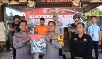 Polres Badung saat merilis kasus penangkapan KEP, di Mapolres Badung, Rabu (21/6/23). KEP merupakan tersangka pemalakan turis di Kawasan Canggu. (Foto/Polres Badung)