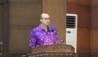 Ket Foto : Anggota DPRD Bali Fraksi Demokrat, I Komang Nova Sewi Putra, saat membacakan pandangan fraksi dalam sidang Paripurna DPRD Bali, Senin (12/06/2023).