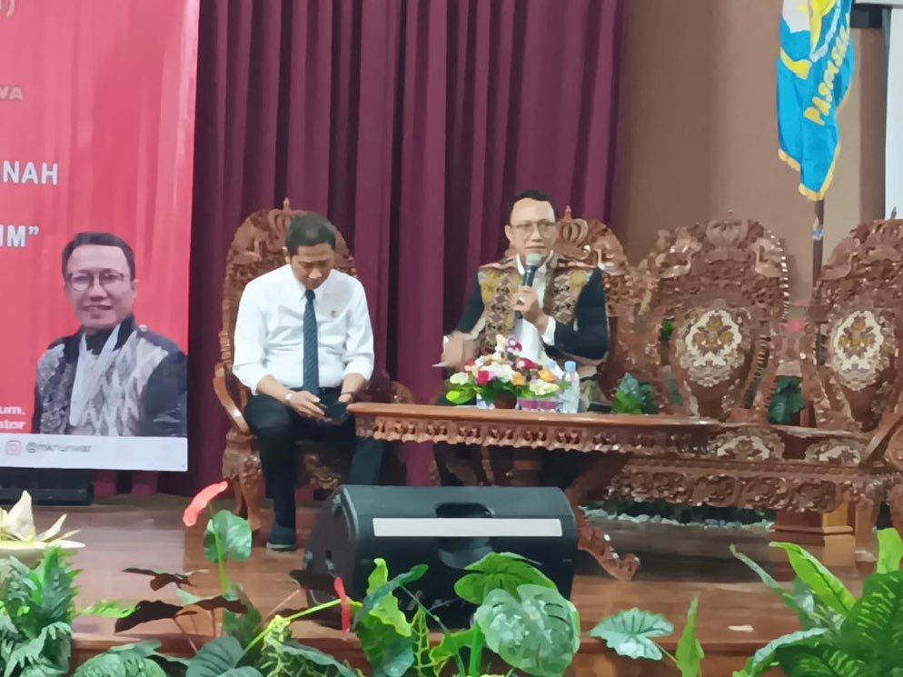 Dr Made Pria Dharsana (kanan) saat menjadi moderator FGD Unwar, Jumat (2/06/23). FGD membahas terkit mafia pertanahan yang marak terjadi khususnya di Bali. (Dewa Fathur/wacanabali.com)