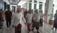 Foto: Gubernur Wayan Koster didampingi Ketua MDA Bali Ida Panglingsir Agung Putra Sukahet seusai menghadiri pembukaan Pendidikan dan Latihan (Diklat) Prajuru Majelis Desa Adat se-Bali 2023, pada Selasa (20/6/23). (Krisna Putra/wacanabali.com)