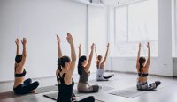 Ilustrasi: Aktivitas yoga dengan instruktur WNA. (Sumber: Freepik)