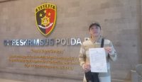 Foto: Abraham P Gazali sesudah pemeriksaan oleh Ditreskrimsus Polda Bali, pada Jumat (9/6/2023). (Krisna Putra/wacanabali.com)