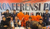 Foto: Dari kiri ke kanan, Kasubbid Penmas Bidhumas AKBP Ketut Ekajaya, Wadirreskrimsus Polda Bali AKBP Ranefli Dian Candra, Kabidhumas Polda Bali Kombespol Satake Bayu, dan Kasubdit V Ditreskrimsus Polda Bali AKBP Nanang Pri Hasmoko saat konferensi pers di Mapolda Bali, Kamis (1/6/2023). (WB/Hms Polda Bali)