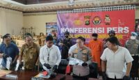 Kapolresta Denpasar Kombes Bambang Yugo Pamungkas membeberkan, dari 10 orang pelaku penusukan, penganiayaan, dan pengeroyokan di Jl. Dewi Madri Denpasar, 8 orang masih di bawah umur terungkap saat konferensi pers di Mapolresta Denpasar, Senin (5/6/2023). (WB/Polresta Dps)