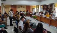 Pertemuan antara pemerintah dengan perwakilan paguyuban pedagang yang difasilitasi Ketua DPRD bersama Komisi I, II, dan III, di ruang rapat Gedung DPRD Jembrana, Senin (21/6/23).