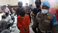 ZAM (26) digelandang polisi setelah tega melancarkan aksi bejatnya kepada korban WNA Australia berinisial SRC (15) yang tengah menjalankan perawatan di sebuah Spa yang berlokasi di Legian, Kuta, Kabupaten Badung, Rabu (31/5/23). (WB/Hms Polresta Dps)