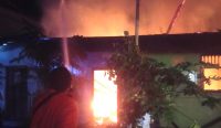 Foto: Petugas Damkar Jembrana saat berjibaku memadamkan api yang membakar rumah warga Desa Cupel, Kecamatan Negara, Jembrana, Minggu (23/7/23) pukul 3.00 Wita. (Yusuf Mudatsir/wacanabali.com)