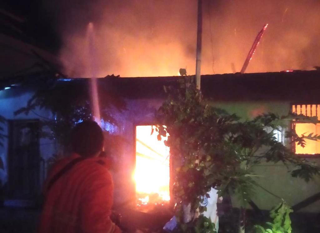 Foto: Petugas Damkar Jembrana saat berjibaku memadamkan api yang membakar rumah warga Desa Cupel, Kecamatan Negara, Jembrana, Minggu (23/7/23) pukul 3.00 Wita. (Yusuf Mudatsir/wacanabali.com)