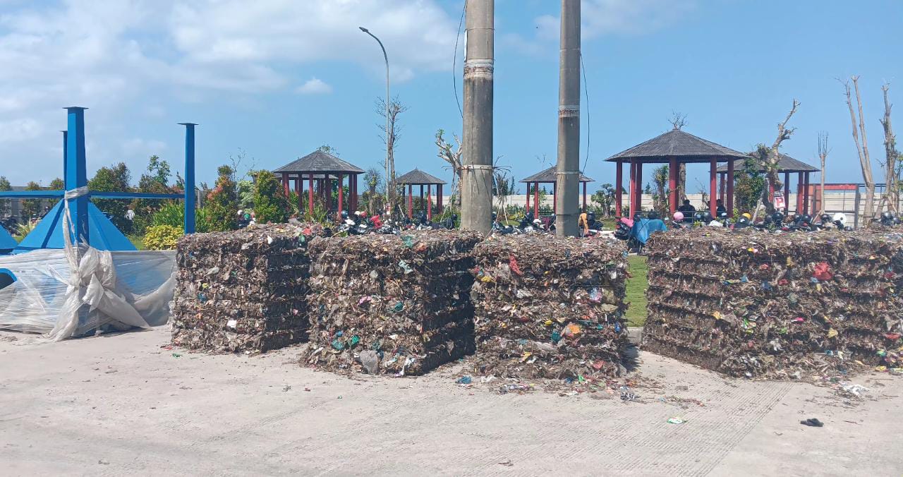 Foto tumpukan sampah di TPST Kertalangu Selasa, (25/7/23). Sumber (Dewa Fathur wacanabali.com).
