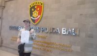 Foto: Abraham P Gazali setelah menjalani pemeriksaan di Ditreskrimsus Polda Bali, Jumat (9/6/2023). (Krisna Putra/wacanabali.com)