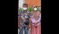 Orang tua IBN, tersangka pencurian tabung gas saat mendatangi Kejati Bali untuk memohon restorative justice kasus anaknya, Rabu (5/7/23). (Dewa Fathur/wacanabali.com)