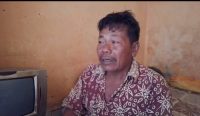 Foto : Salah satu nelayan korban kapal temggelam, Sugiono saat menceritakan kengerian saat berjibaku mempertahankan Hidup di tengah Gelombang Selat Bali, Minggu (23/7/23). (Yusuf Mudatsir/wacanabali.com)