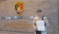 Foto: Abraham P Gazali setelah menjalani pemeriksaan di Ditreskrimsus Polda Bali, Jumat (9/6/2023). (Krisna Putra/wacanabali.com)