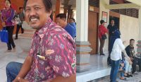 Foto: Gungde Aryawan (kiri), suasana Disdikpora Provinsi Bali saat digruduk orang tua calon siswa, Selasa, (4/7/23). (Dewa Fathur/wacanabali.com)