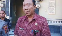 Kadisdikpora Denpasar Anak Agung Gede Wiratama saat memberi pernyataan pers terkait kasus “Bajing Kids” di Polresta Denpasar, Jumat (21/7/23). (Dewa Fathur wacanabali.com)