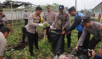 Foto: Anggota Polres Jembrana saat melakukan pembersihan sampah banjir di Desa Pengambengan, Kecamatan Negara, Kamis (13/7/23). (Yusuf Mudatsir/wacanabali.com)