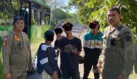 Foto: Anak-anak jalanan saat di amankan satuan Pol PP Jembrana, Selasa (11/7/23). (Dok/Satpol PP Jembrana)