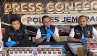 Reskrim Polres Jembrana saat merilis pengungkapan upaya penyelundupan ribuan bungkus rokok ilegal. Rilis digelar di Makopolres Jembrana, Rabu (12/7/24). (Yusuf Mudatsir/wacanabali.com)